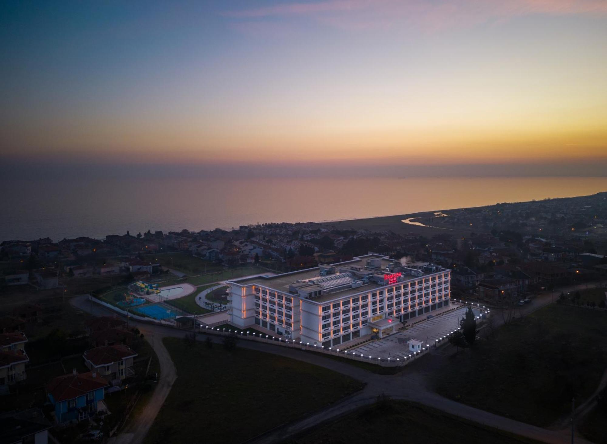 Ramada Plaza By Wyndham מלון 5*