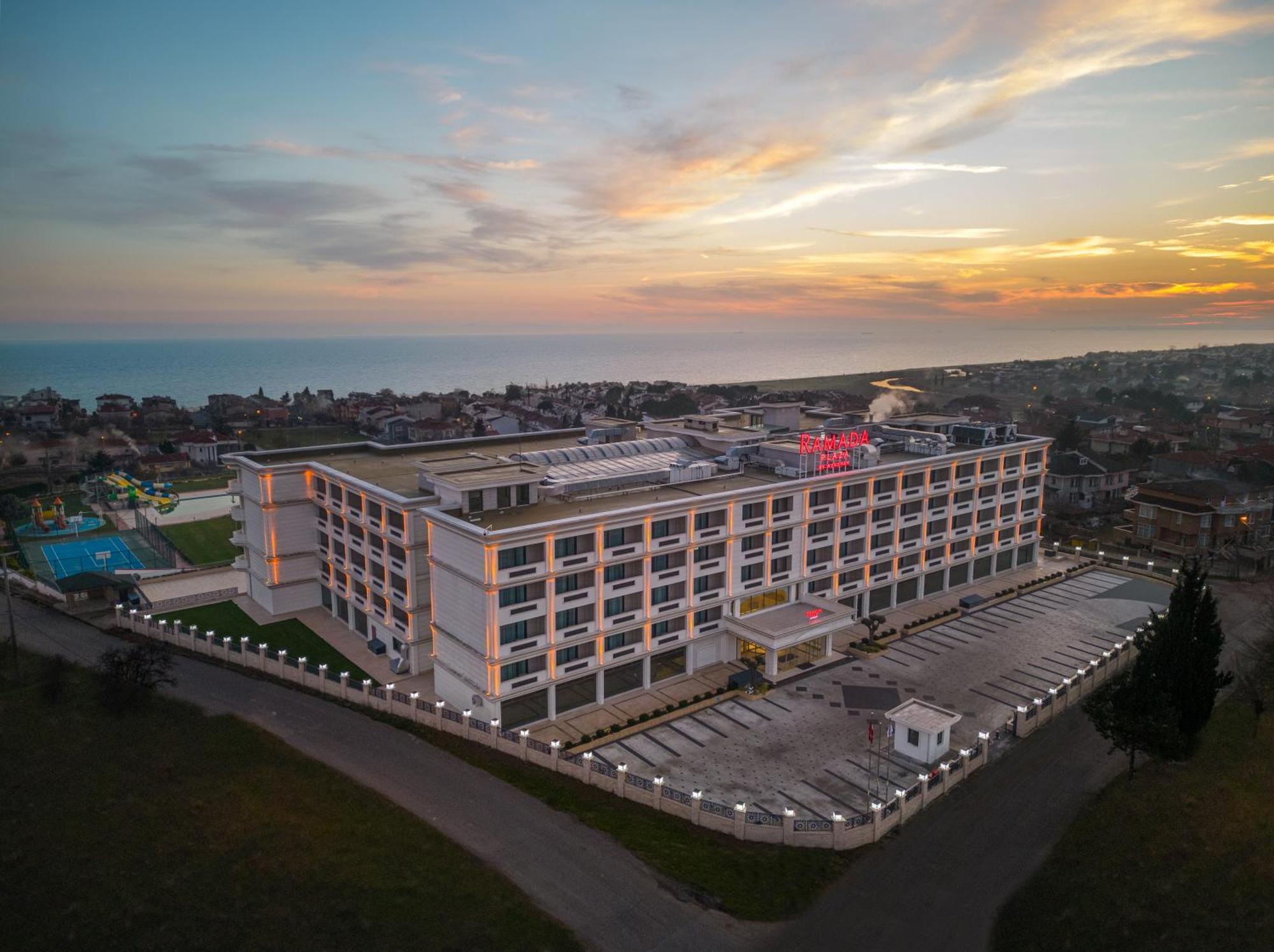 מלון Ramada Plaza By Wyndham 5*